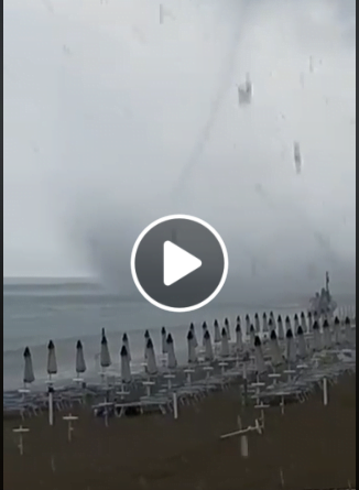 VIDEO Tromba Marina Sulla Spiaggia Di Sperlonga Volano Gli Ombrelloni